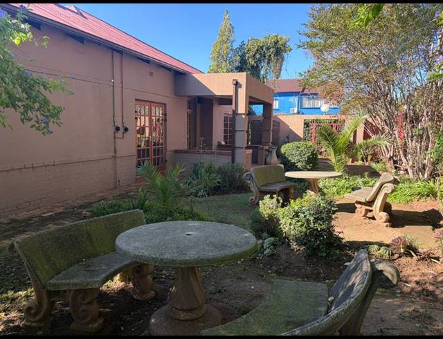 BUSINESS FOR SALE IN SELECTION PARK